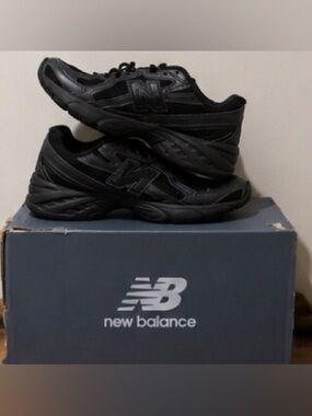 New Balance Men’s Black Athletic Sneakers